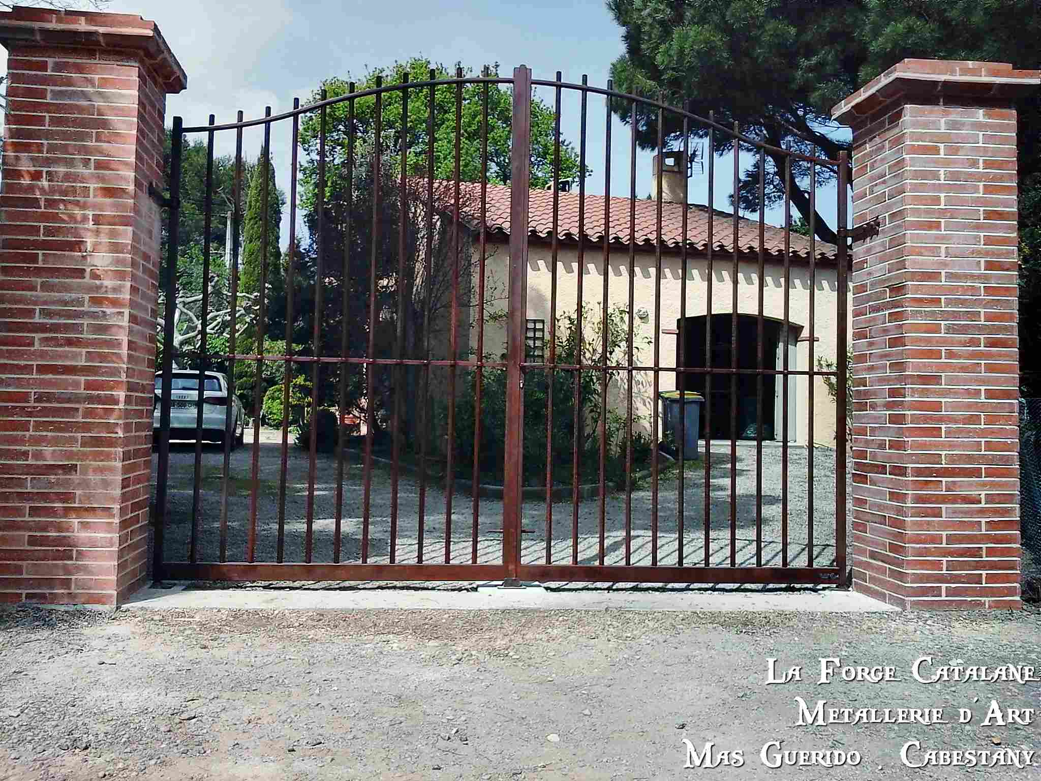 portail double vantaux barreaudage droit avec trous renfles rouille chapeau de gendarme forge catalane.jpg
